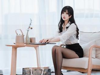 打卡新更新！Rioko凉凉子写真集里的吉他妹妹，系带裙下的摇滚风？