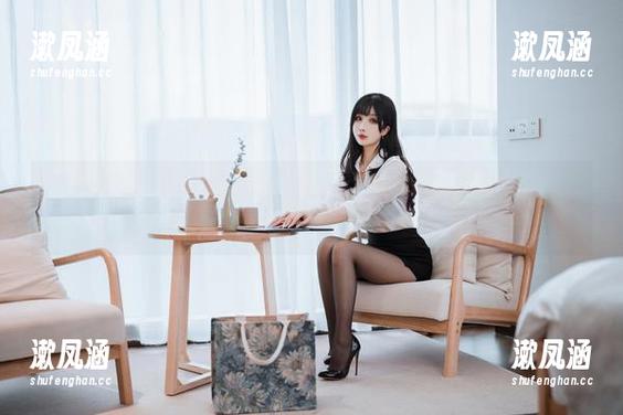 Rioko凉凉子 打卡新更新!Rioko凉凉子写真集里的吉他妹妹,系带裙下的摇滚风?