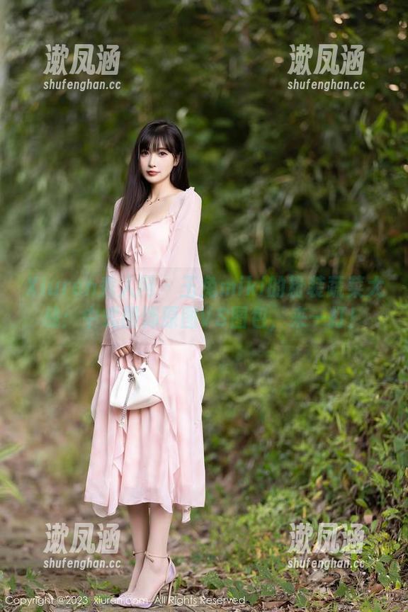 Xiuren秀人网-玉兔miki Xiuren秀人网 - 玉兔miki的粉装蔬菜大战:中式服饰原图VS图包,来一打!