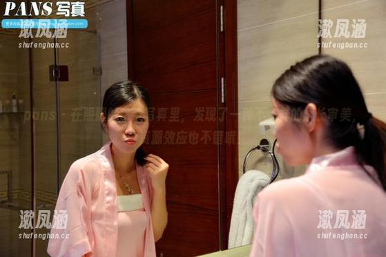 pans-熙媛 pans - 在熙媛的吊带写真里,发现了一种不一样的瘦长审美,资源效应也不错哦!