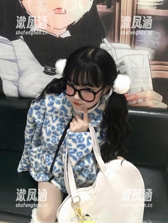 佳佳酱ovo的图库，今天小熊比基尼带我飞！