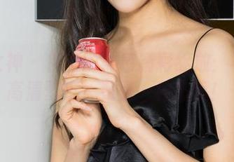 克拉女神 – 佳莹的黑色精彩绽放：不只是高清壁纸，更是一种态度！