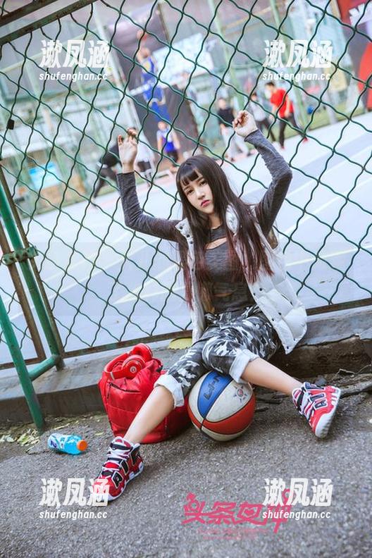 头条女神-火儿 头条女神 - 火儿的黑色美图,图包中隐藏了怎样的慵懒气息?