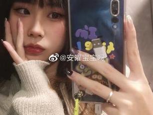 水桶腰和借来的美腿？安曜曜空姐的美图包挺有看点的！