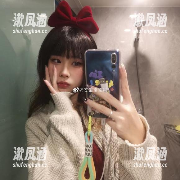 安曜曜 水桶腰和借来的美腿?安曜曜空姐的美图包挺有看点的!