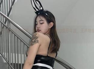 微密圈 – 小优优子的无圣光写真，貂皮大衣像是她的隐形斗篷，无声地穿越街头的路人。