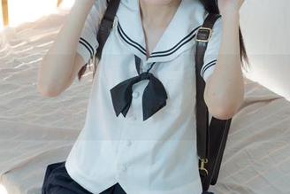 少女秩序 – 晞可短裙私拍，原图充满了生动的细节和…指尖的光泽？