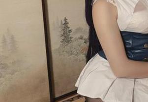 看柘烟Zuken在路易九世礼服里自拍：好像摔了一跤，但还是很会摆POSE。