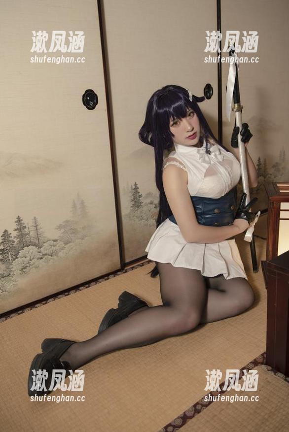 柘烟Zuken 看柘烟Zuken在路易九世礼服里自拍:好像摔了一跤,但还是很会摆POSE。