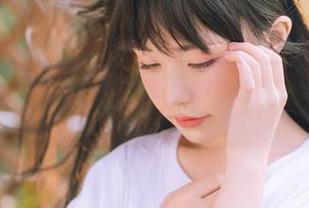拍摄到了爆机少女喵小吉高清图片，灼灼其华的碧绿，不由想问，这花水早用了多少？