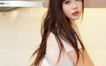 秀人网 – 高跟鞋美图：俞漫不怕摔，屁股先到达！