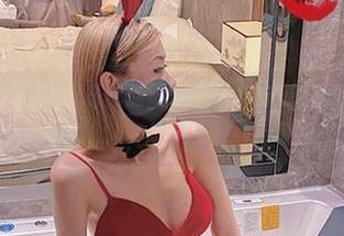 微密圈 – 先不说内容，光看脸红Dearie的制服图册，内心戏足足十出！