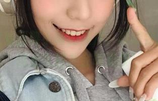 第一次看到舞小喵的照片，没想到这个地狱王女居然会喝奶茶！