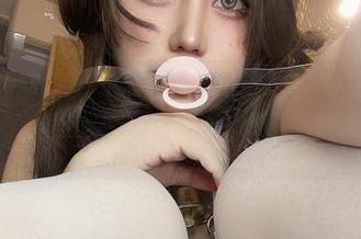 默默地下载了芊川一笑MNK的恶魔姐姐高清原图，心想‘管他呢，图多就不怕！’