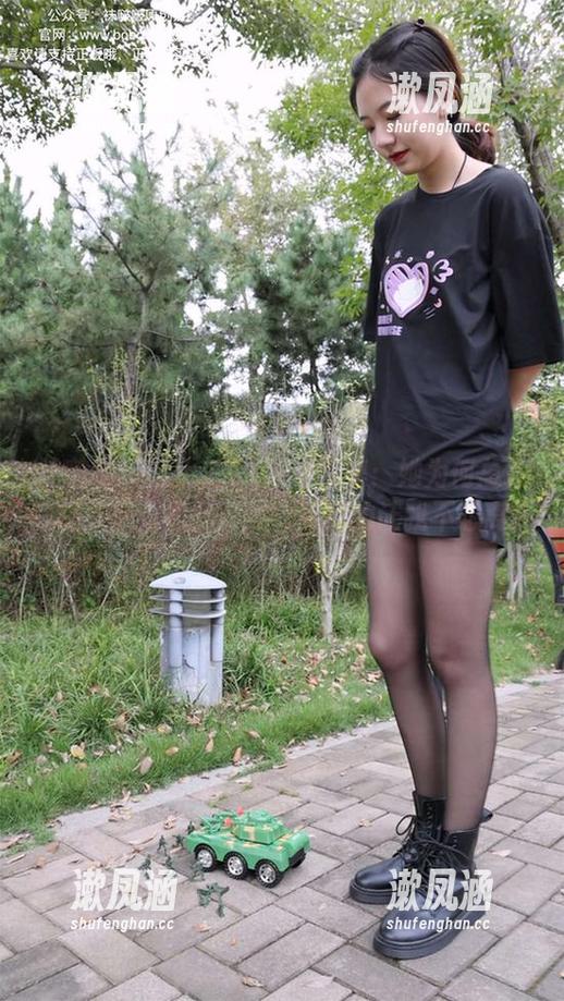 袜啵啵-芝士 袜啵啵 - 芝士的OL风写真集:她为何总是在镜头前面如此自然,高清的让我不想离开