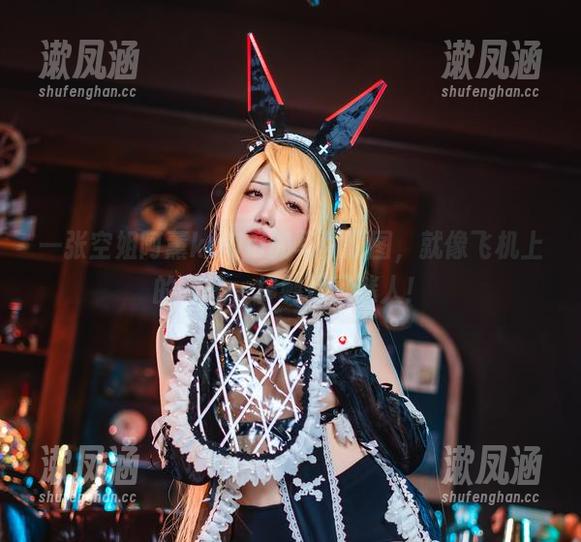 一张空姐阿薰kaOri的写真原图，就像飞机上的冷气一样刺骨又迷人！