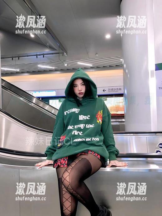 陈佩奇 微密圈 - 翻开陈佩奇的油亮美图合集,我的自信都被反光削弱了