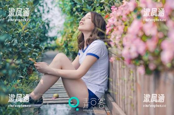 青豆客-谭晓彤 青豆客 - 图片里谭晓彤的JK都像是在说:“你能接住我的眼神吗?”