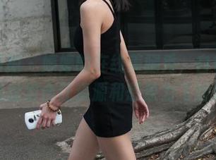 魔镜街拍 – 婷婷的在线美腿秀，白色吊带和黑丝组合让资源和想象力飞起来！