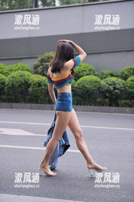 魔镜街拍-曼曼 魔镜街拍 - 哎呀,曼曼又放出最新牛仔裤图册,心烦得让人忍不住想看!