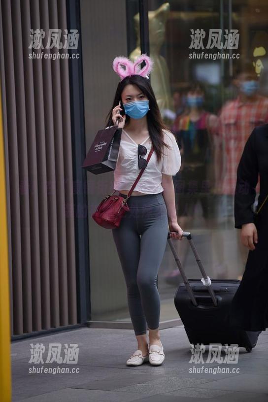 看！在“魔镜街拍”的高清图集里，运动装的神奇之处辣么迷人！