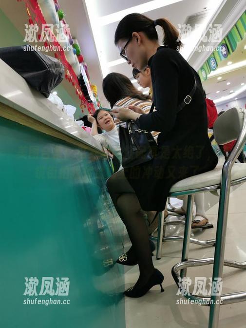 魔镜街拍 美图合集:这身肉丝搭配真是太绝了,魔镜街拍我挥金如土的冲动又来了。
