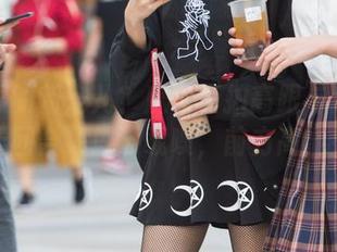 摔跤界的新宠儿？魔镜街拍高跟与运动鞋天团合集！下载噢，前方高能！