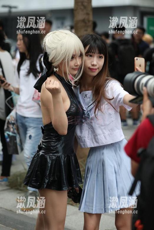 魔镜街拍 黑丝成真——私拍合集,展会模特在魔镜街拍里疯玩个不停!